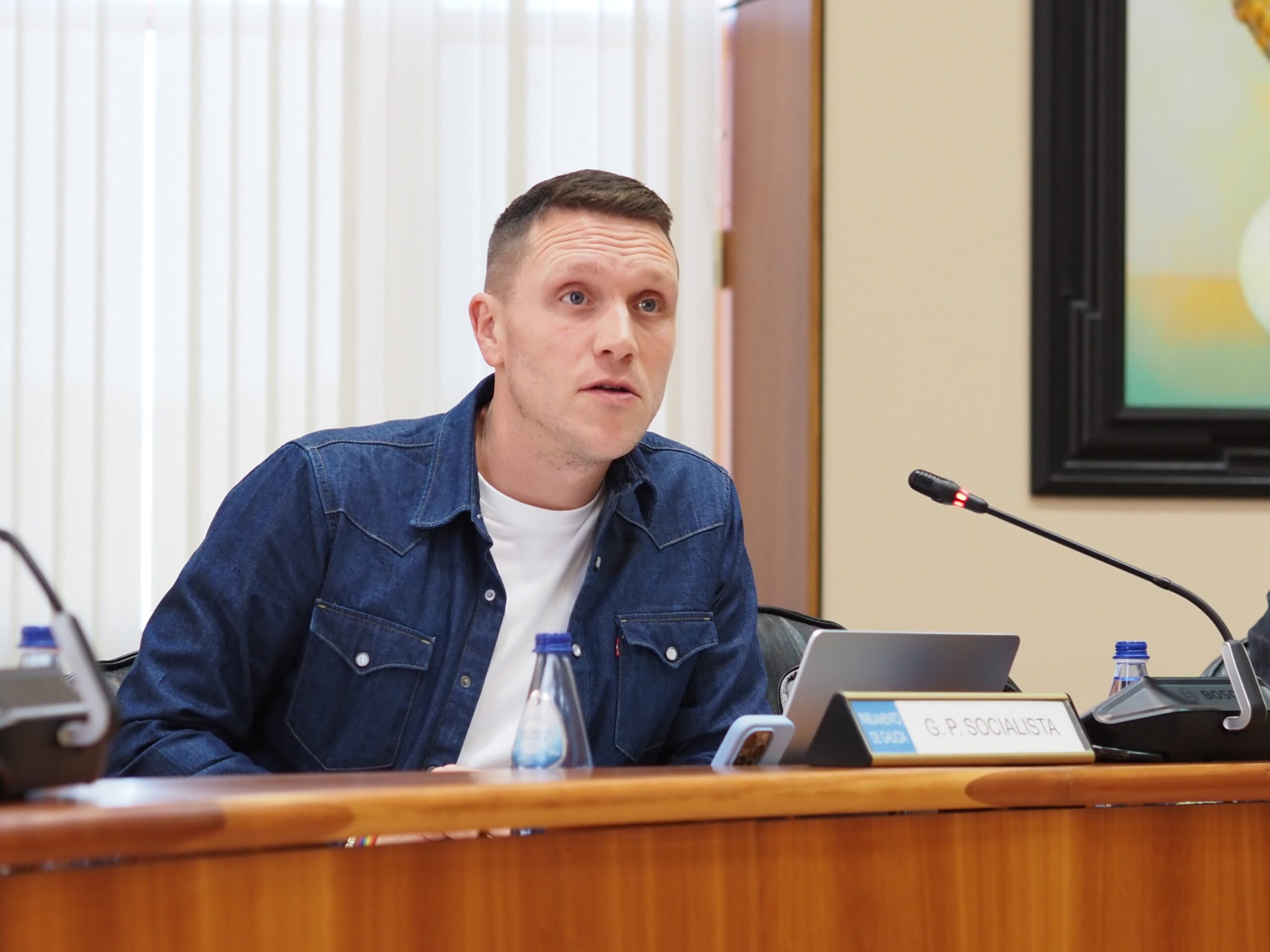 Aitor Bouza critica la gestión de la vivienda en Galicia y denuncia que los ciudadanos deben asumir los costos de los nuevos proyectos